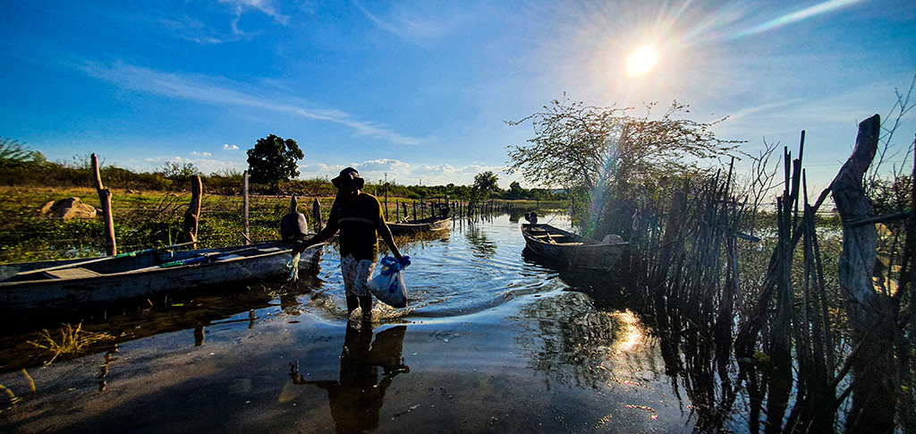 José do Nascimento pesca no lago formado pela hidrelétrica de Itaparica, a uns 200 metros de sua casa | Foto: Inês Campelo