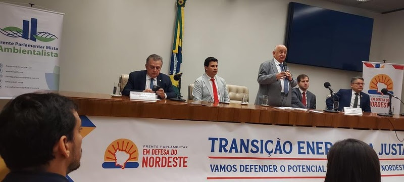 (Da esq. para a dir.) Deputados federais Flávio Nogueira (PT-PI); Carlos Veras (PT-PE); Júlio César (PSD-PI), presidente da Frente Parlamentar em Defesa do Nordeste; Pedro Campos (PSB-PE), vice-presidente da frente; e senador Alessandro Vieira (PSDB-SE).Crédito: Fabiana Couto/Nordeste Potência/Divulgação