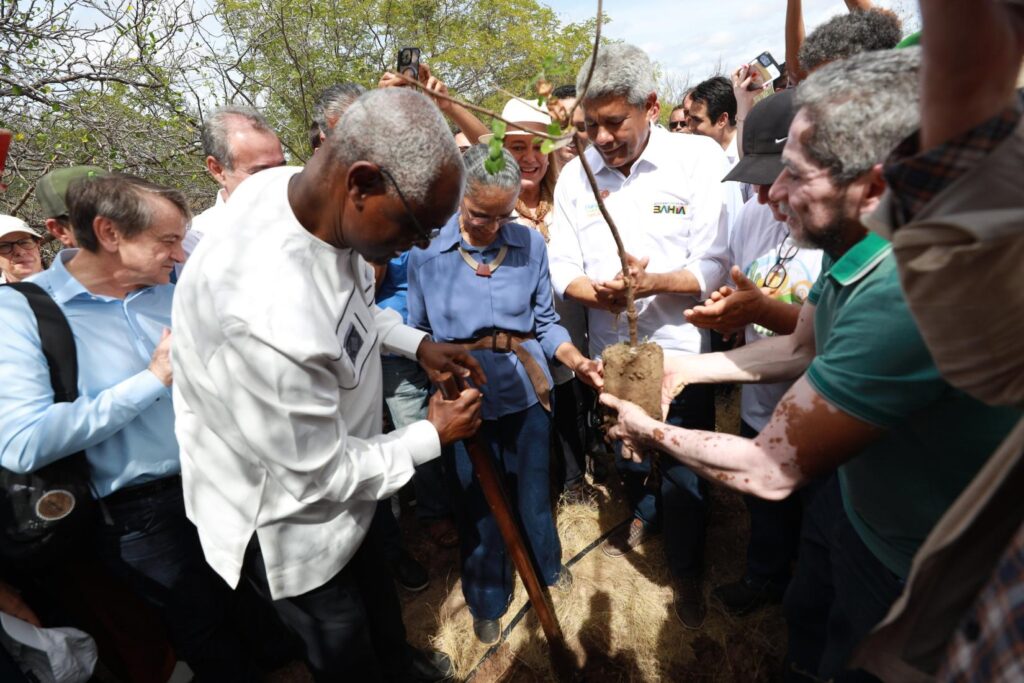 O secretário-executivo da Convenção das Nações Unidas para o Combate à Desertificação, Ibrahim Thiaw, participa de visita ao povoado de Malhada da Areia na cidade de Juazeiro, na Bahia, ao lado da ministra do Meio Ambiente e Mudança do Clima, Marina Silva, e do governador da Bahia, Jerônimo Rodrigues, em 10 de junho de 2024. Foto: © Feijão Almeida/GOVBA