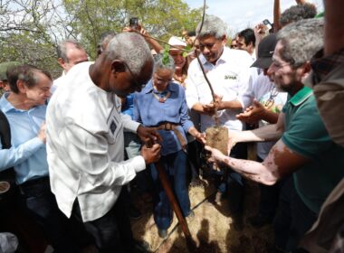 O secretário-executivo da Convenção das Nações Unidas para o Combate à Desertificação, Ibrahim Thiaw, participa de visita ao povoado de Malhada da Areia na cidade de Juazeiro, na Bahia, ao lado da ministra do Meio Ambiente e Mudança do Clima, Marina Silva, e do governador da Bahia, Jerônimo Rodrigues, em 10 de junho de 2024. Foto: © Feijão Almeida/GOVBA