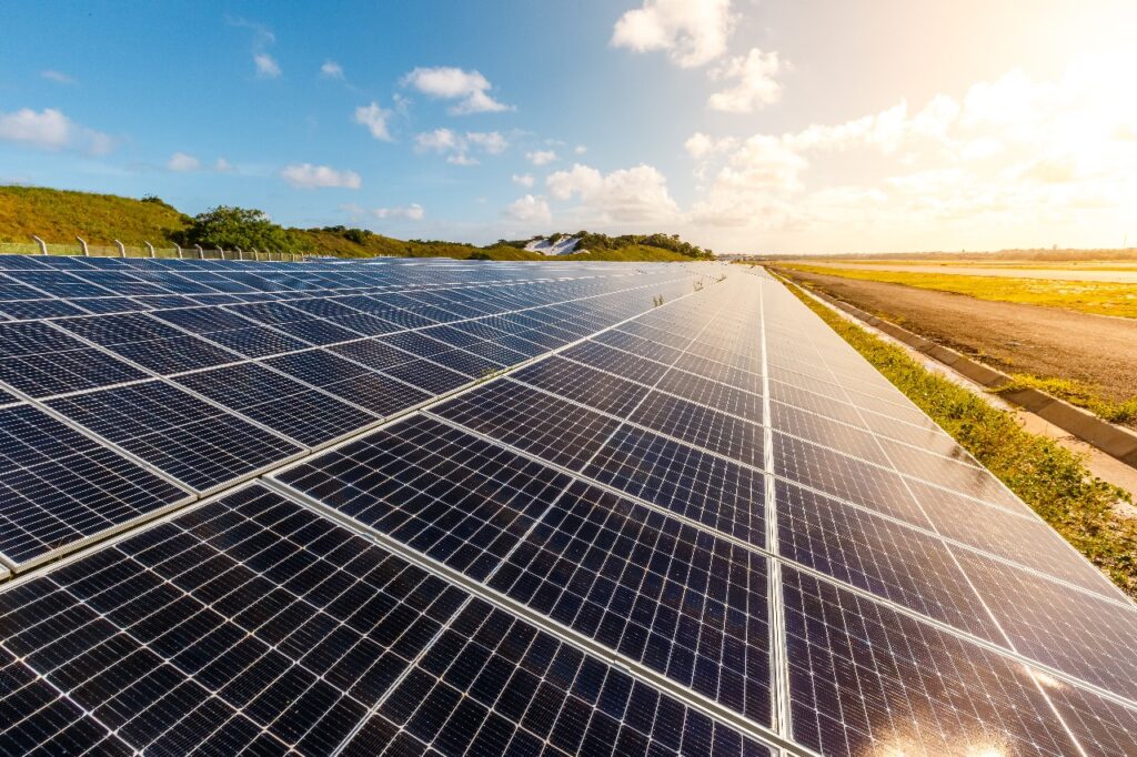 Os painéis fotovoltaicos possuem certificação de resistência a corrosão por amônia e salitre (sal do mar carreado em suspensão pelos ventos), o que é importante para garantir maior durabilidade dos equipamentos