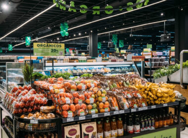 Estímulo ao consumo de alimentos orgânicos, substituição de embalagens e venda de ovos de galinhas livres de gaiolas estão entre as ações da rede