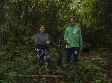 Seu Aldemir e Dona Neide, no SAF da comunidade Santa Luzia do Caranatuba