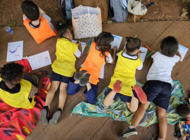 Oficinas com crianças contaram com atividades práticas e lúdicas que permitiram escutar os anseios e necessidades dos participantes. Na foto, elas desenham o que desejam para o Parque Augusta. Foto: © Guilherme Justino/ONU-Habitat Brasil