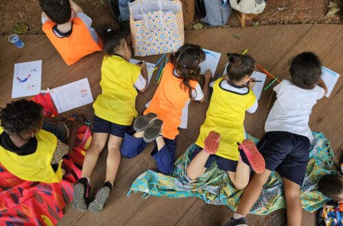 Oficinas com crianças contaram com atividades práticas e lúdicas que permitiram escutar os anseios e necessidades dos participantes. Na foto, elas desenham o que desejam para o Parque Augusta. Foto: © Guilherme Justino/ONU-Habitat Brasil