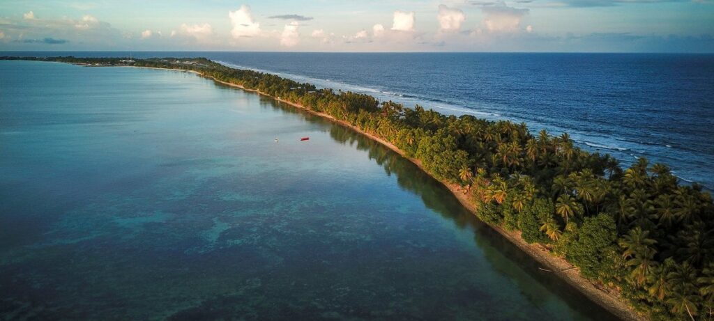 Tuvalu, um arquipélago de nove atóis no sul do Oceano Pacífico, onde a altura média das ilhas é inferior a 2 metros acima do nível do mar, é altamente suscetível aos efeitos do aquecimento global