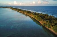 Tuvalu, um arquipélago de nove atóis no sul do Oceano Pacífico, onde a altura média das ilhas é inferior a 2 metros acima do nível do mar, é altamente suscetível aos efeitos do aquecimento global