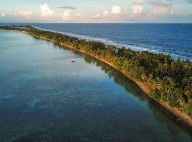 Tuvalu, um arquipélago de nove atóis no sul do Oceano Pacífico, onde a altura média das ilhas é inferior a 2 metros acima do nível do mar, é altamente suscetível aos efeitos do aquecimento global