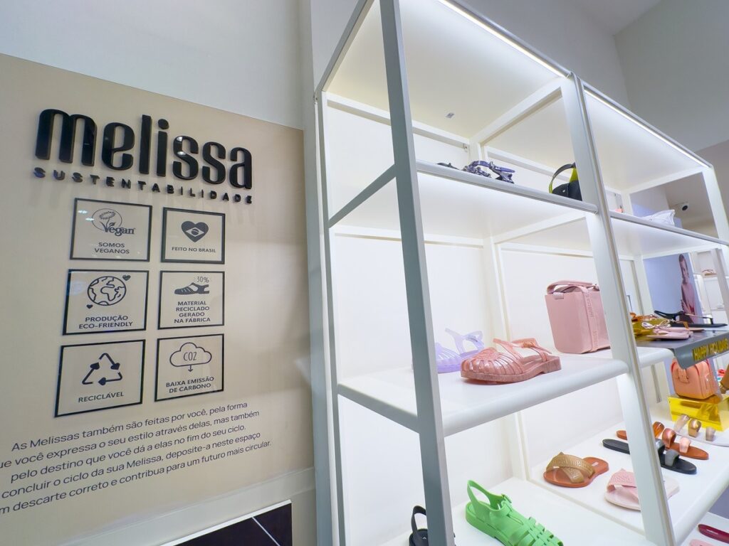 Fundada em 1979, a Melissa revolucionou a indústria da moda com seus calçados produzidos em Melflex, um plástico 100% reciclável, flexível e confortável.