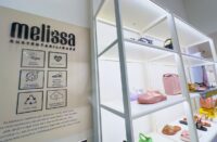 Fundada em 1979, a Melissa revolucionou a indústria da moda com seus calçados produzidos em Melflex, um plástico 100% reciclável, flexível e confortável.