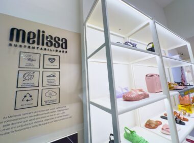 Fundada em 1979, a Melissa revolucionou a indústria da moda com seus calçados produzidos em Melflex, um plástico 100% reciclável, flexível e confortável.