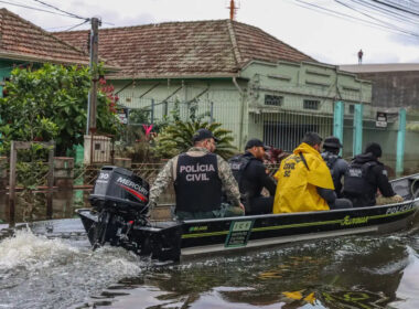 Policiais e voluntários atuam no resgate de pessoas durante enchente em Porto Alegre, em maio. Foto: Rafa Neddermeyer/Agência Brasil