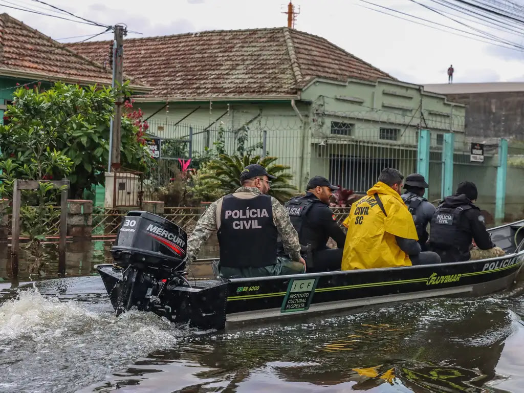 Policiais e voluntários atuam no resgate de pessoas durante enchente em Porto Alegre, em maio. Foto: Rafa Neddermeyer/Agência Brasil