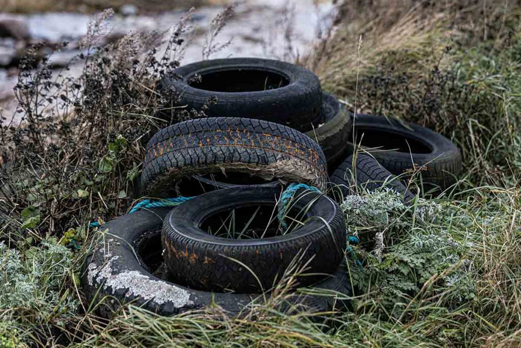 Além da falta de segurança para o consumidor, os pneus importados de maneira ilegal geram um problema ambiental.