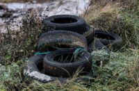 Além da falta de segurança para o consumidor, os pneus importados de maneira ilegal geram um problema ambiental.