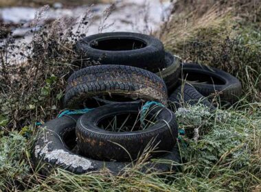 Além da falta de segurança para o consumidor, os pneus importados de maneira ilegal geram um problema ambiental.