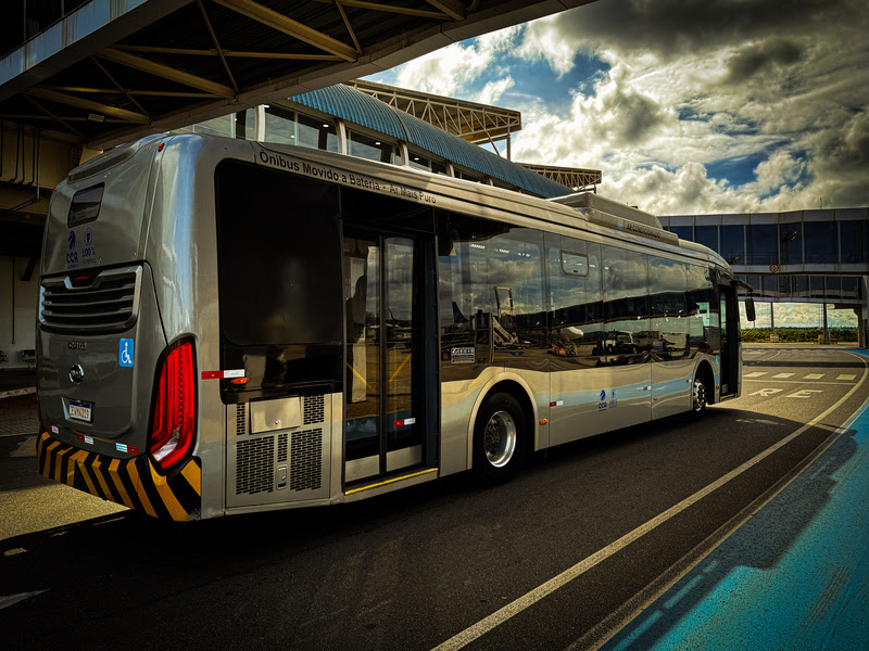 Veículo BYD D9W deve transportar cerca de mil passageiros por dia dentro do Aeroporto Internacional de Goiânia, com emissão zero de poluentes e muito mais conforto